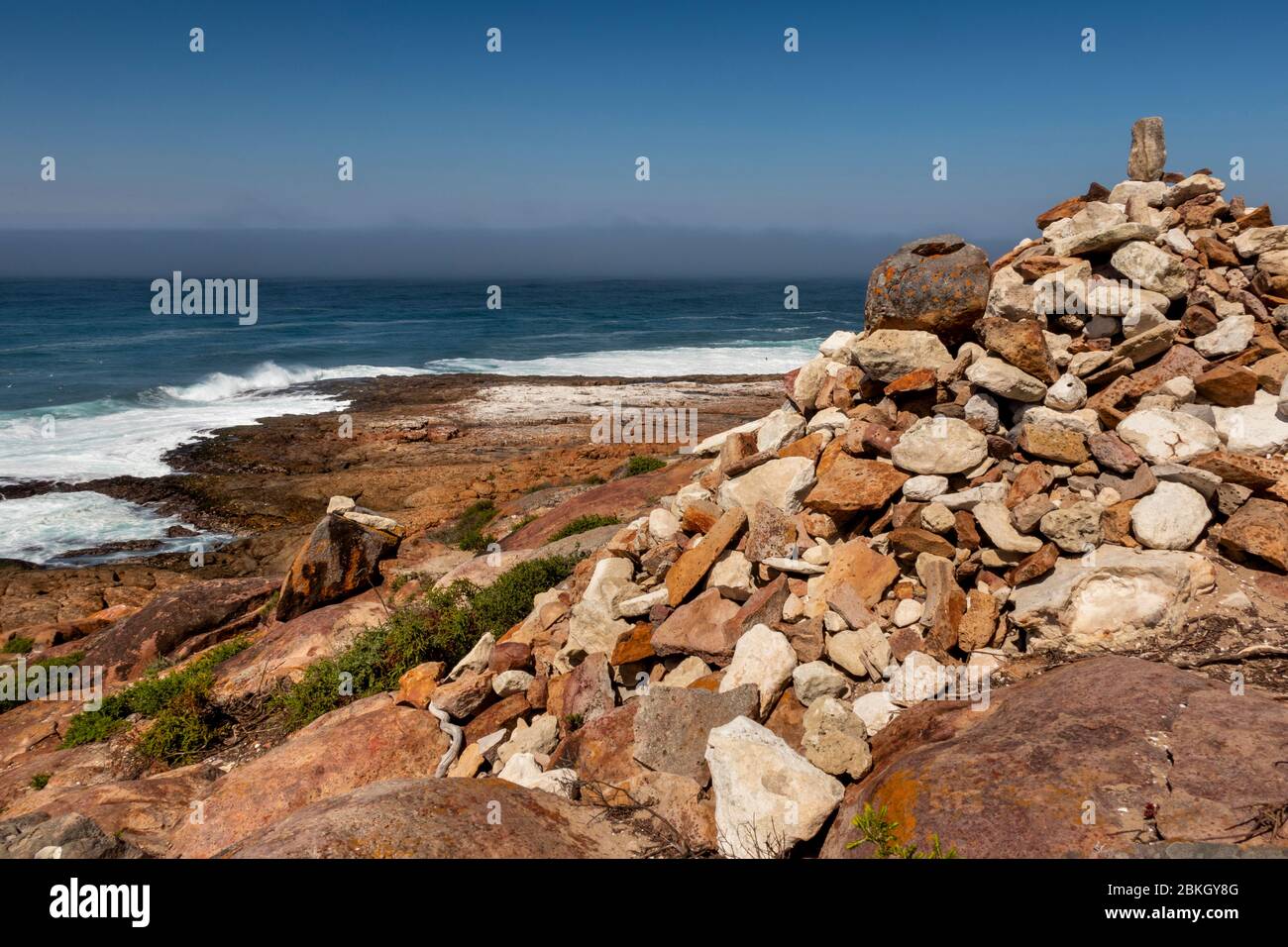 Afrique du Sud, Cap occidental, baie de Plettenberg, réserve naturelle de Robberg, Cap Seal, cairn de pierres Banque D'Images