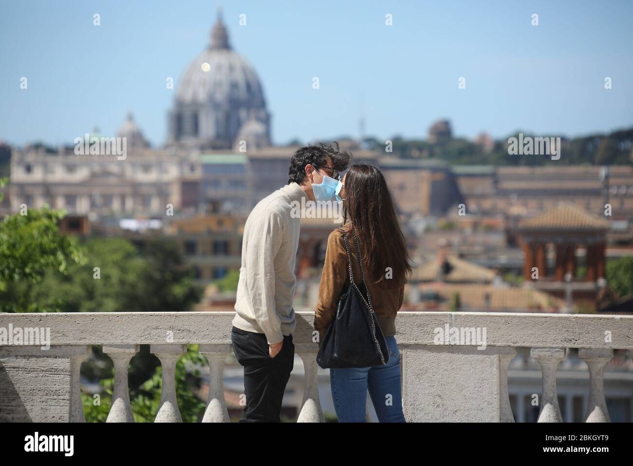 Roma, Italie. 04 mai 2020. Roma, Italie, 4 maggio 2020: Una giovane coppia sulla terrazza del gianiolo con le mascherine nel giorno di inizio della fase 2 dopo vers 2 mesi dall'inizio della quaranttena per contrastare la diffusione del virus Covid-19. Nel centro storico di Roma ha riaperto villa Borghese par consatività fisica all'aperto. Non sono molte le persone che si trovano en giro. Crédit: Agence de photo indépendante/Alay Live News Banque D'Images