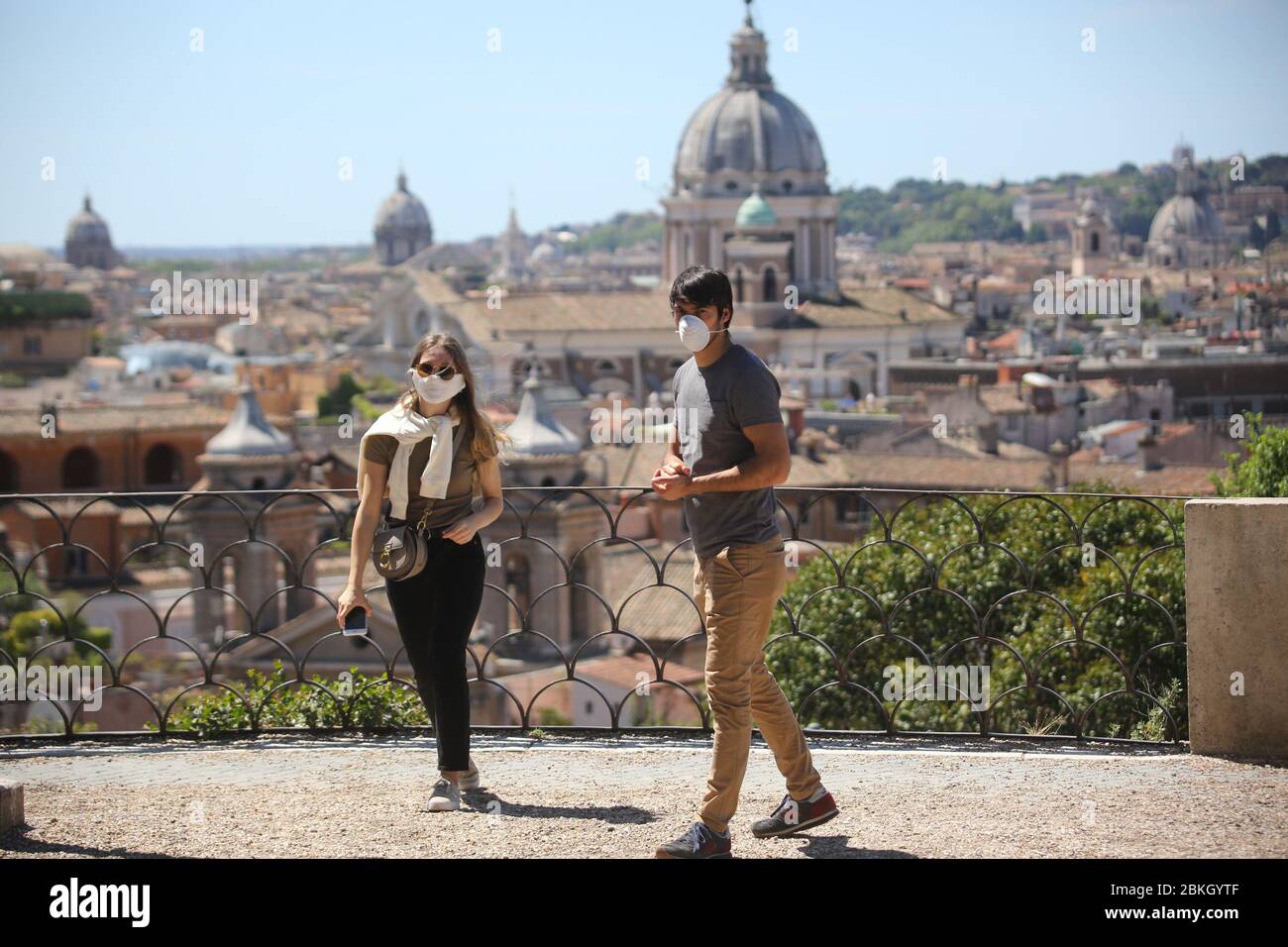 Roma, Italie. 04 mai 2020. Roma, Italie, 4 maggio 2020: Una giovane coppia sulla terrazza del gianiolo con le mascherine nel giorno di inizio della fase 2 dopo vers 2 mesi dall'inizio della quaranttena per contrastare la diffusione del virus Covid-19. Nel centro storico di Roma ha riaperto villa Borghese par consatività fisica all'aperto. Non sono molte le persone che si trovano en giro. Crédit: Agence de photo indépendante/Alay Live News Banque D'Images