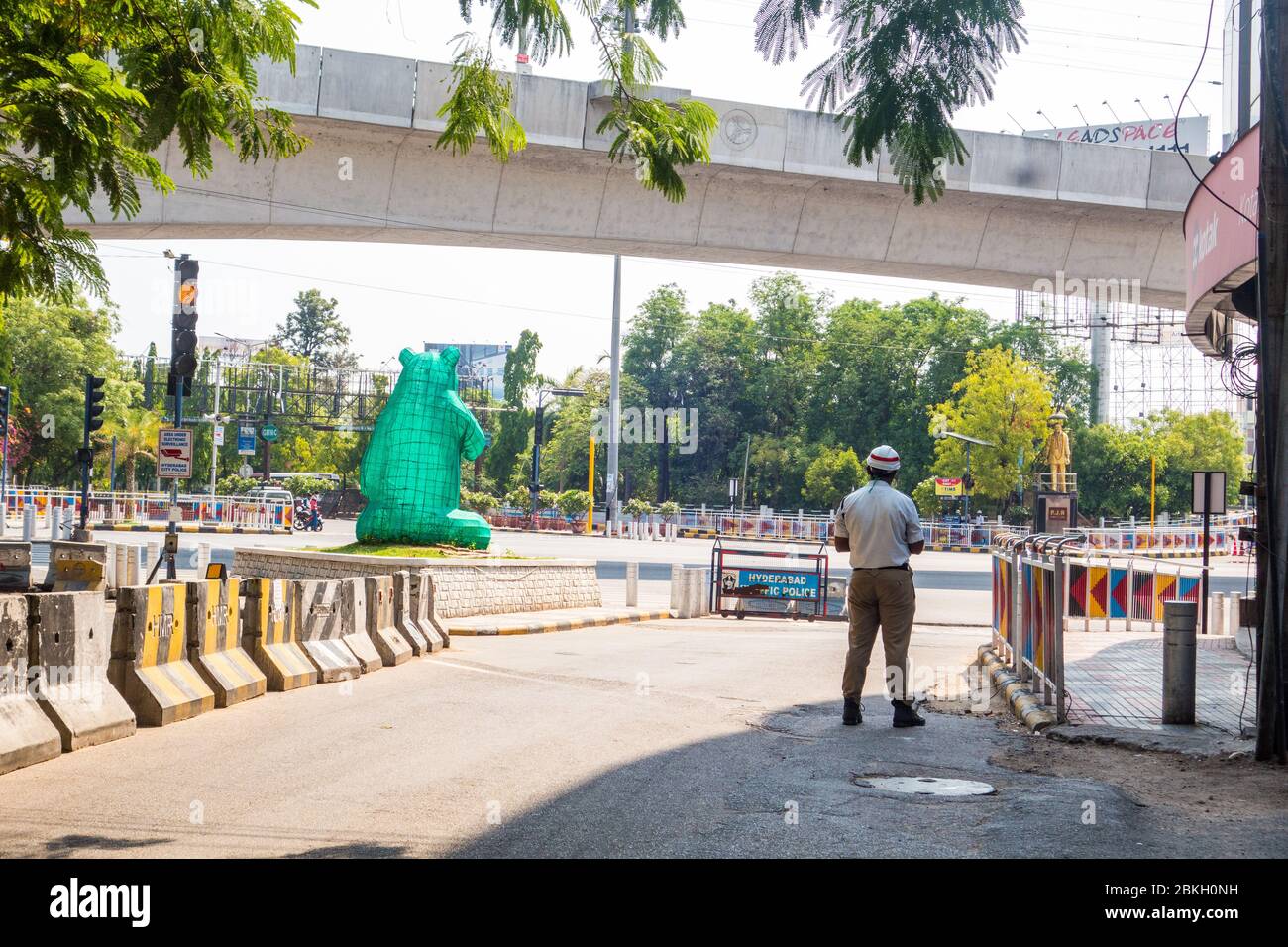 Hyderabad, Inde. 03 mai 2020. Un policier de la circulation à un point de contrôle dans la ville de Hyderabad, pendant que le gouvernement a imposé un verrouillage national à la suite du cor Banque D'Images