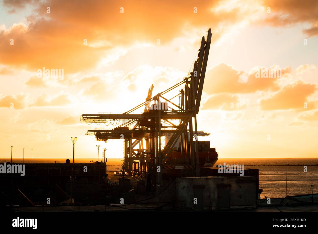 Vue sur le port par la mer Banque D'Images