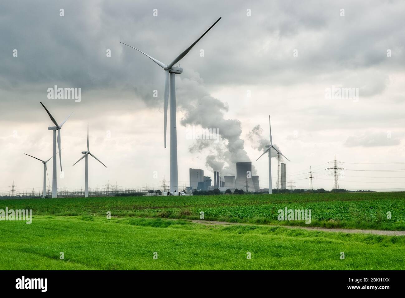 Énergie éolienne et houillère - turbines éoliennes et centrales à charbon brun RWE dans la région du Rhin-Erft Bergheim, Allemagne. Banque D'Images