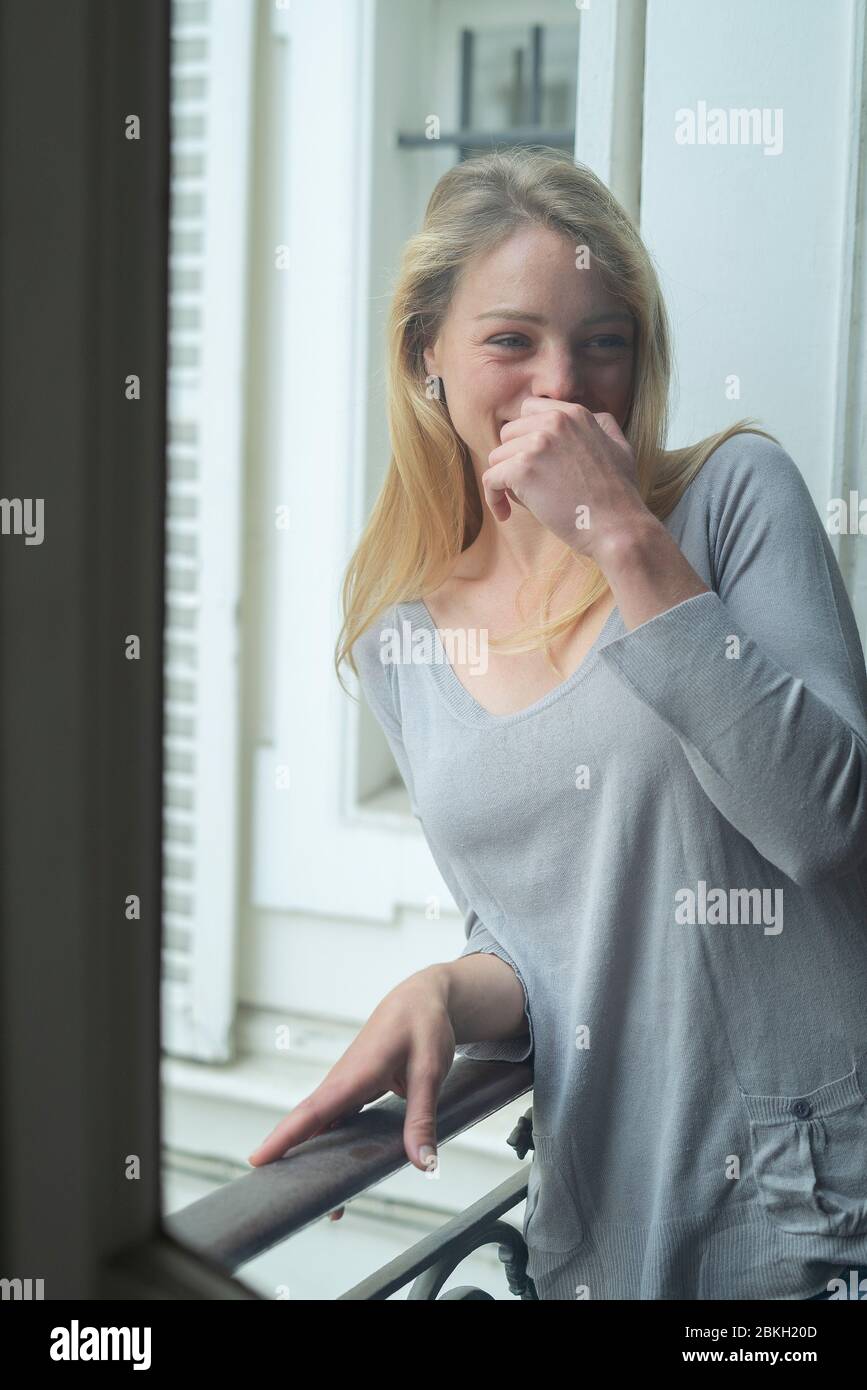 Jeune femme se penchant contre les rambardes Banque D'Images