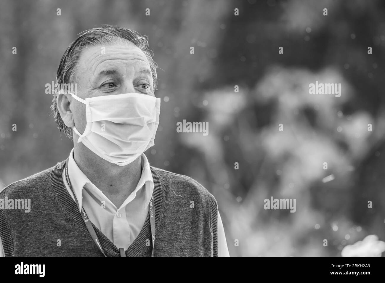 Portraits de vrais gens. Les gens s'inquiétaient en marchant dans les rues de Providencia avec une protection masque en raison de l'infection à coronavirus COVID-19 Banque D'Images