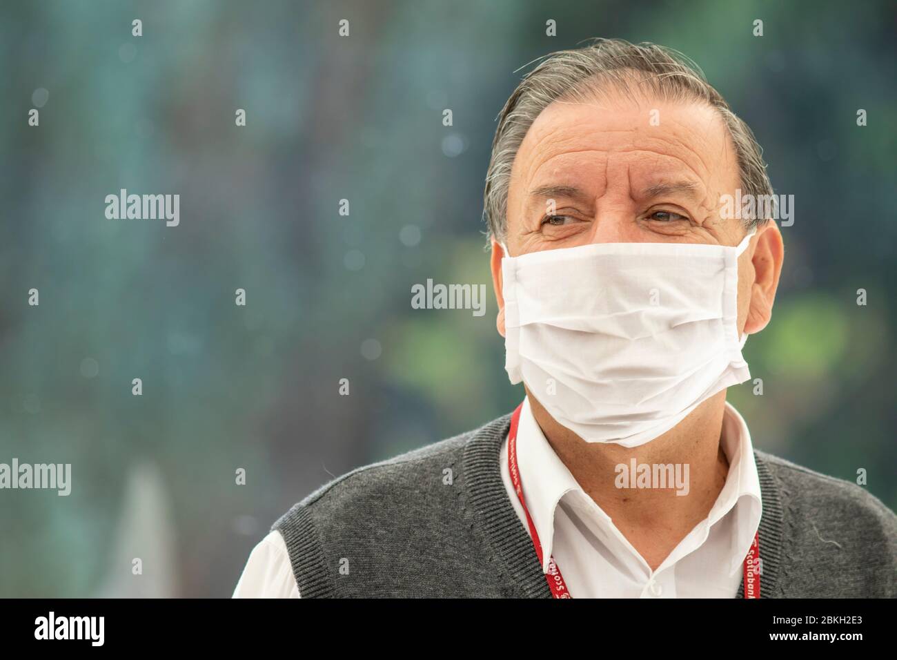 Portraits de vrais gens. Les gens s'inquiétaient en marchant dans les rues de Providencia avec une protection masque en raison de l'infection à coronavirus COVID-19 Banque D'Images