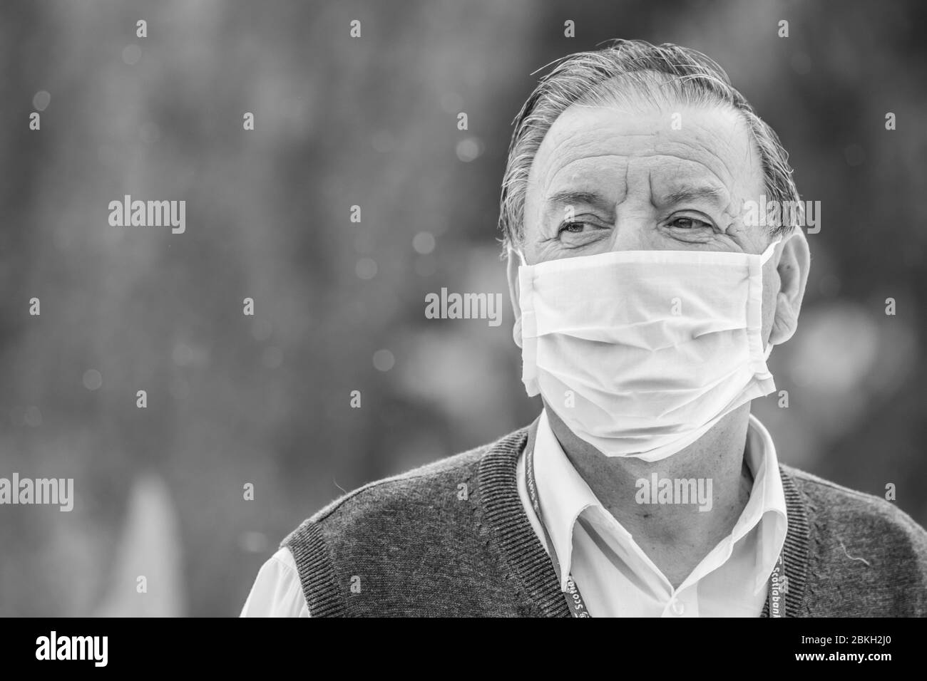 Portraits de vrais gens. Les gens s'inquiétaient en marchant dans les rues de Providencia avec une protection masque en raison de l'infection à coronavirus COVID-19 Banque D'Images