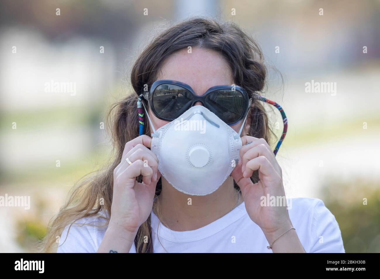 Portraits de vrais gens. Les gens s'inquiétaient en marchant dans les rues de Providencia avec une protection masque en raison de l'infection à coronavirus COVID-19 Banque D'Images