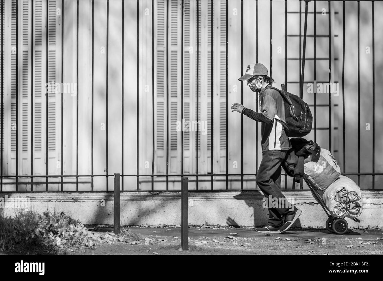 Les vrais gens s'inquiétaient, protégés par des masques et des sacs de marche dans les rues de Providencia pendant l'infection à coronavirus COVID-19 Banque D'Images