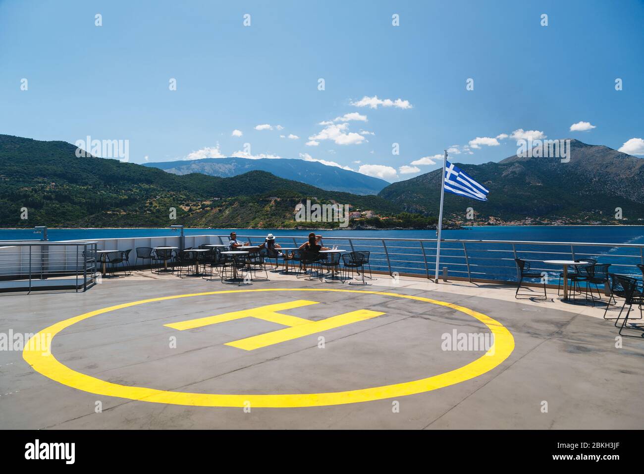 Poros, l'île de Céphalonie, Grèce - 17 juillet, 2019 : panneau jaune d'hélisurface pour hélicoptères sur le navire et les passagers de détente à l'arrière et le pont ouvert Banque D'Images