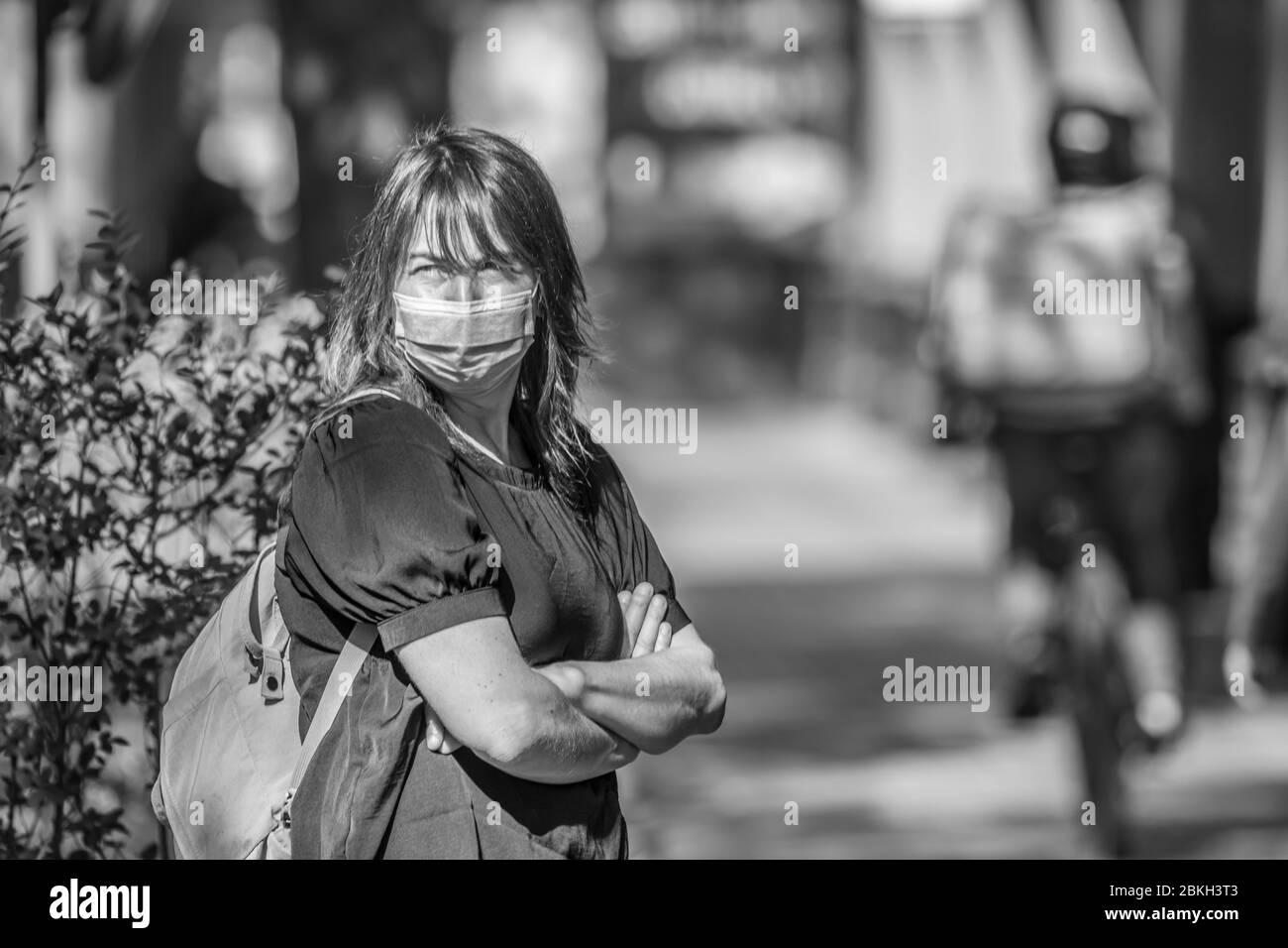 Portraits de vrais gens. Les gens s'inquiétaient en marchant dans les rues de Providencia avec une protection masque en raison de l'infection à coronavirus COVID-19 Banque D'Images