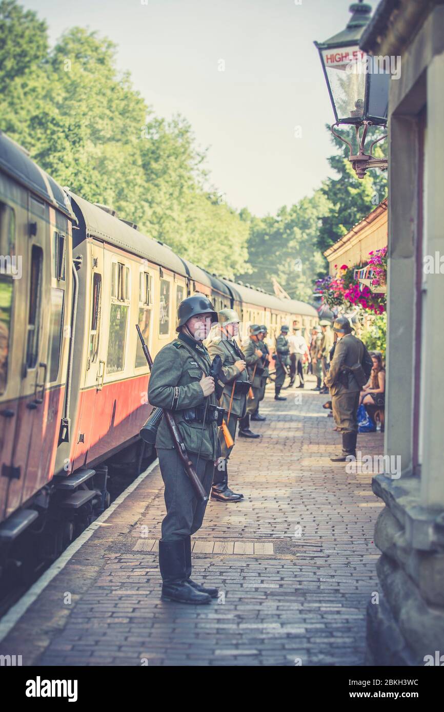 Severn Valley Railway 1940, événement d'été de la deuxième Guerre mondiale, Royaume-Uni. Soldats nazis allemands en service, occupant une gare d'époque. Banque D'Images