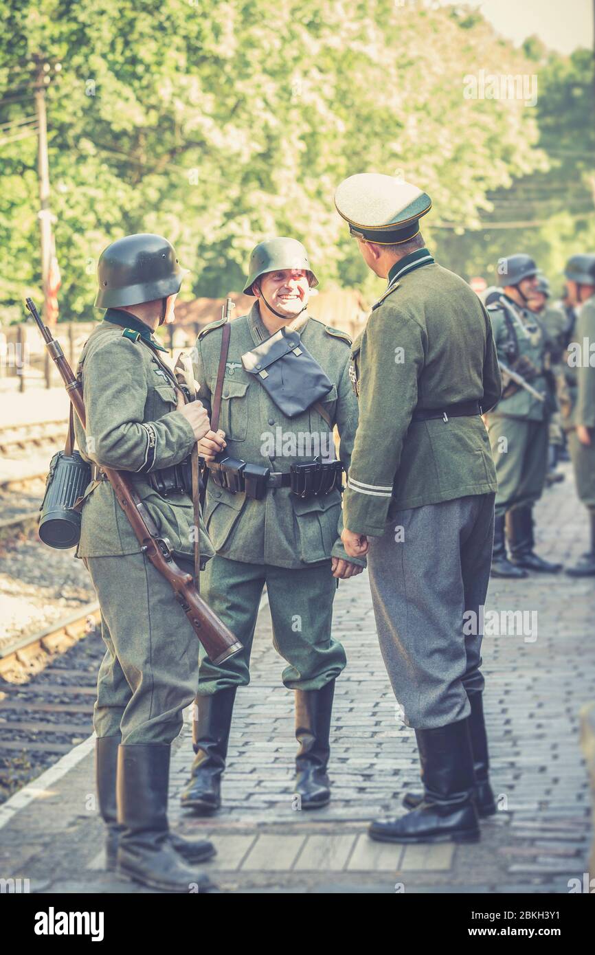 Severn Valley Railway 1940, événement d'été de la deuxième Guerre mondiale, Royaume-Uni. Soldats nazis allemands en service, occupant une gare d'époque. Banque D'Images