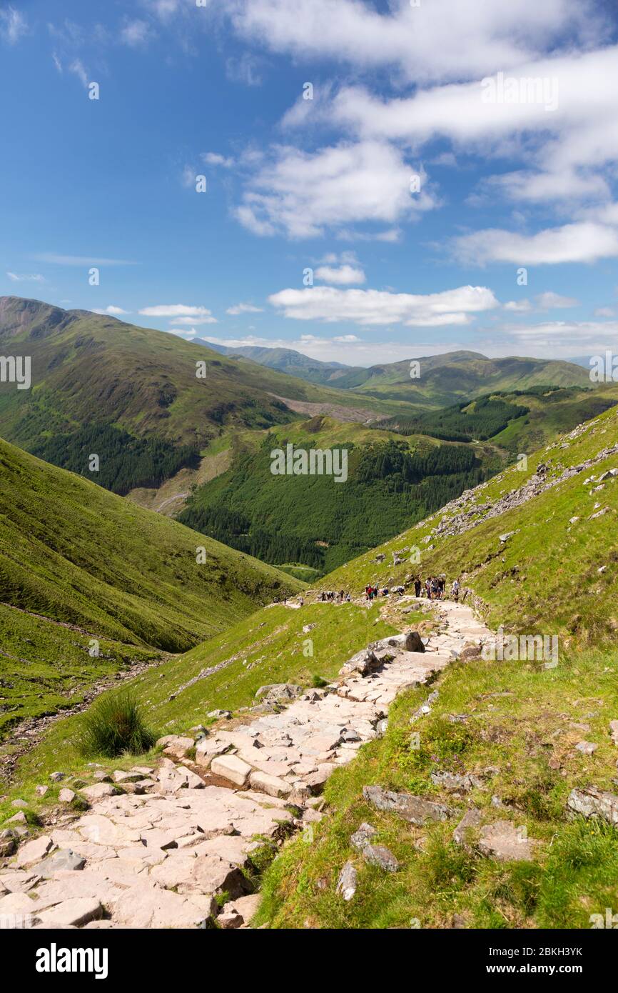 Sentier en pierre et vallées verdoyantes sur Ben Nevis, Scottish Highlands, Écosse Banque D'Images