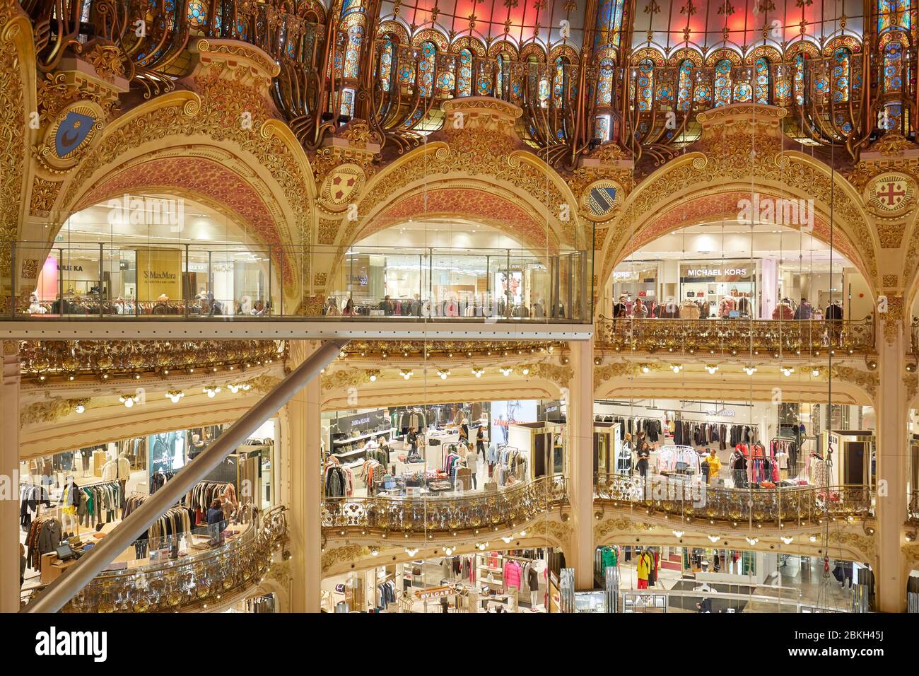 PARIS - 6 NOVEMBRE 2019 : intérieur des Galeries Lafayette avec installation de Glasswalk à Paris Banque D'Images