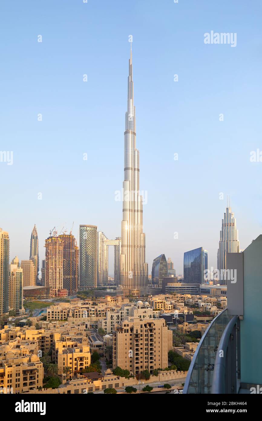 Le gratte-ciel Burj Khalifa et la vue sur la ville de Dubaï depuis le  balcon, dans une matinée claire et ensoleillée Photo Stock - Alamy