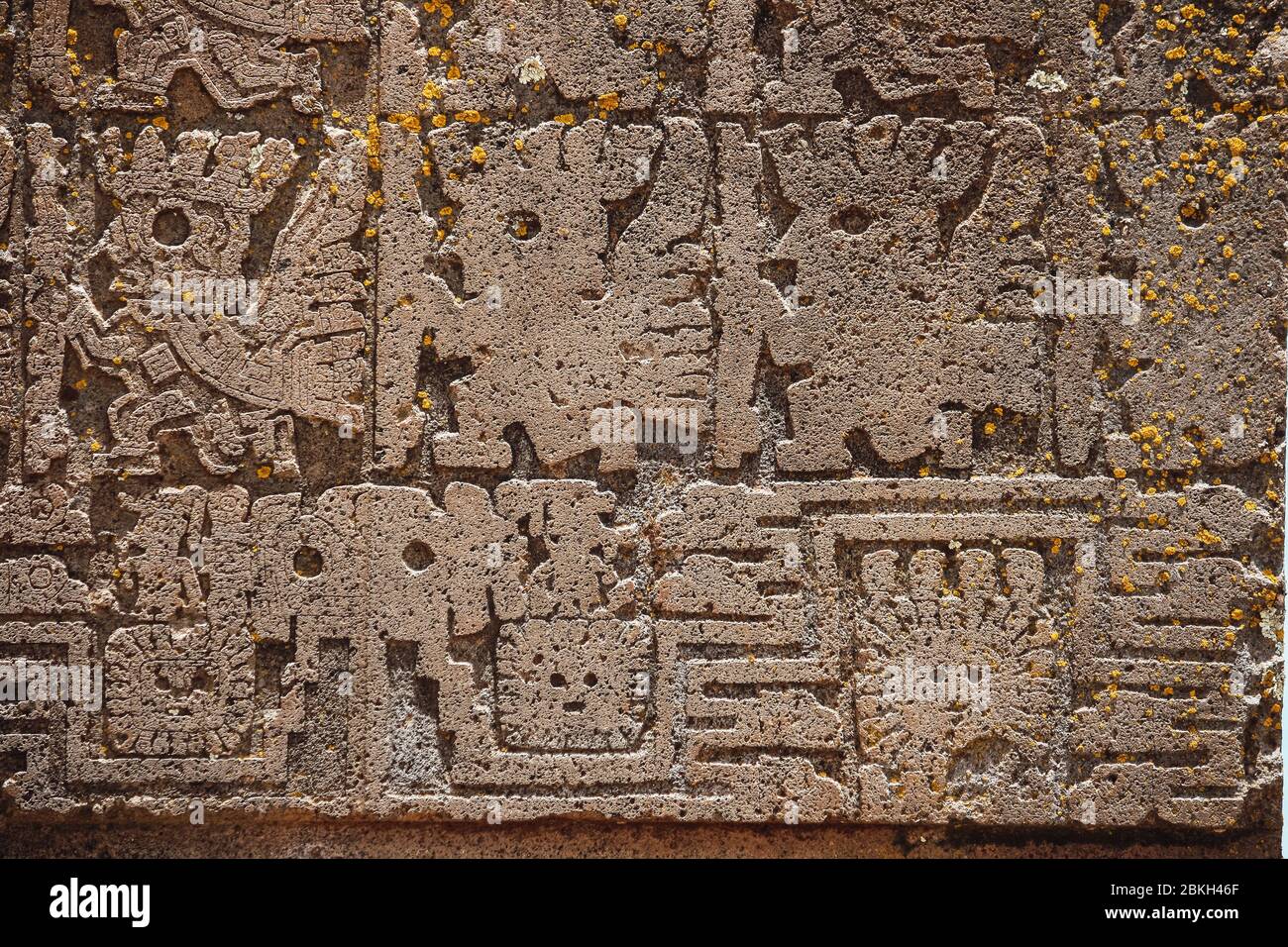 Détail des reliefs décoratifs de la Puerta del sol à Tiwanaku, en Bolivie Banque D'Images