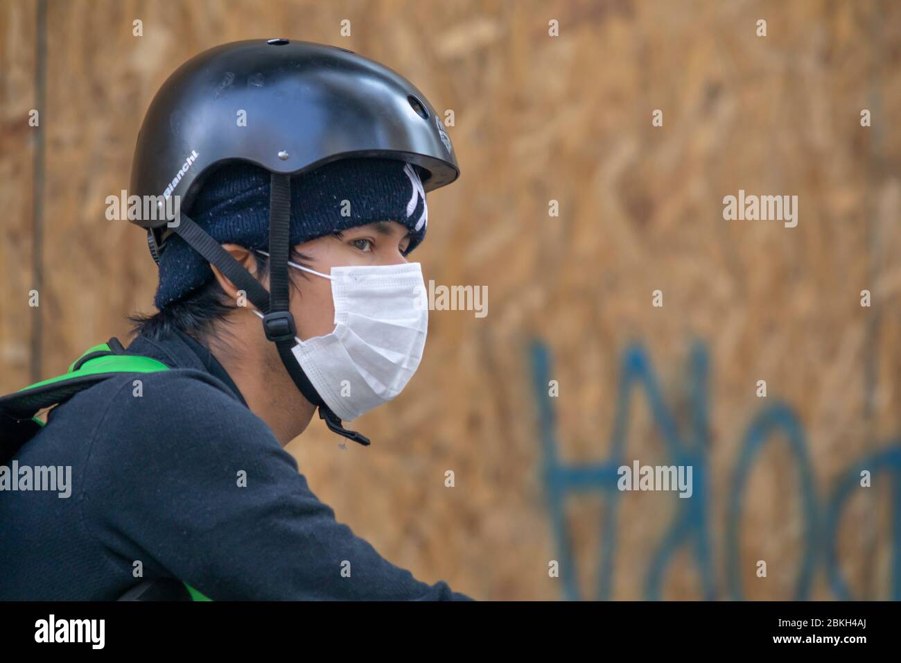 Portraits de vrais gens. Les gens s'inquiétaient en marchant dans les rues de Providencia avec une protection masque en raison de l'infection à coronavirus COVID-19 Banque D'Images