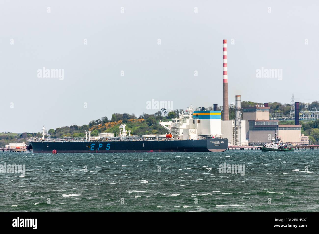 WhiteGate, Cork, Irlande. 04 mai 2020. Pétrolier Tirehenian Sea qui la rend dans le port escorted par le remorqueur DSG Titan avec un envoi de pétrole brut à la raffinerie Irving Oil de Whitegate, Co. Cork, Irlande. - crédit David Creedon / Alay Live News Banque D'Images