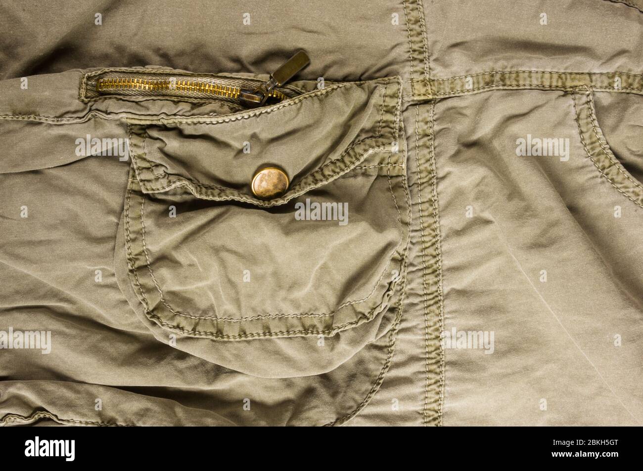 Vêtements de coton stonewashed texture avec coutures, fermoirs, boutons et rivets, macro Banque D'Images