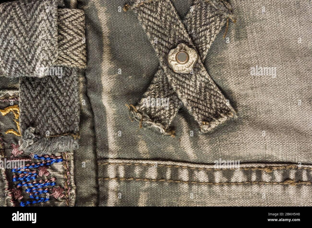 Vêtements de coton stonewashed texture avec coutures, fermoirs, boutons et rivets, macro Banque D'Images