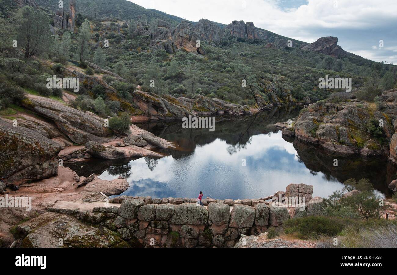 Randonneur au réservoir de Bear Gulch Cave dans le parc national de Pinnacles Banque D'Images