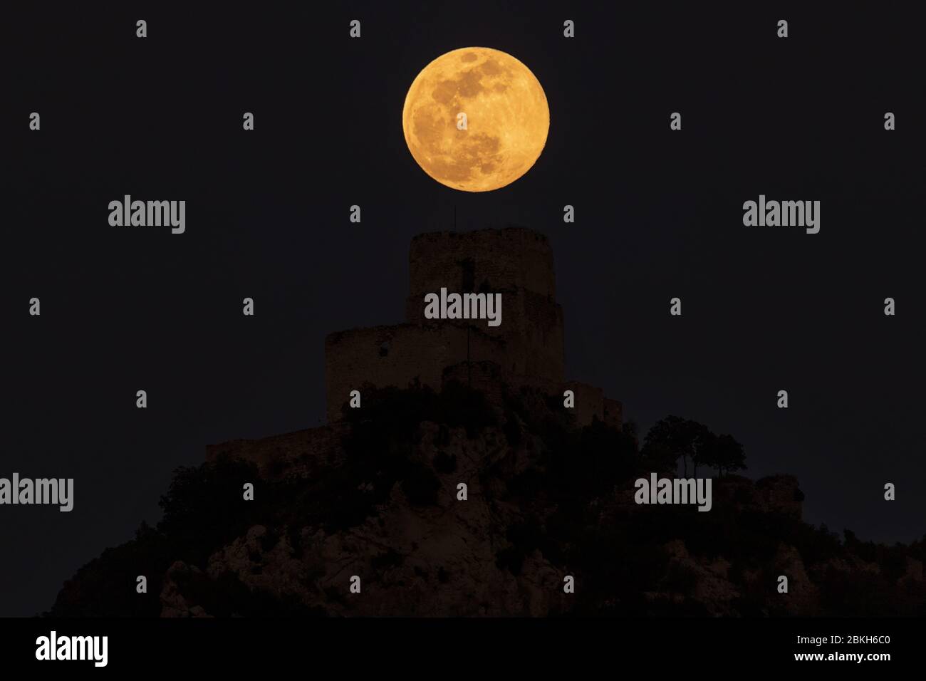 Pleine lune au-dessus du château d'Ocio à Alava Banque D'Images