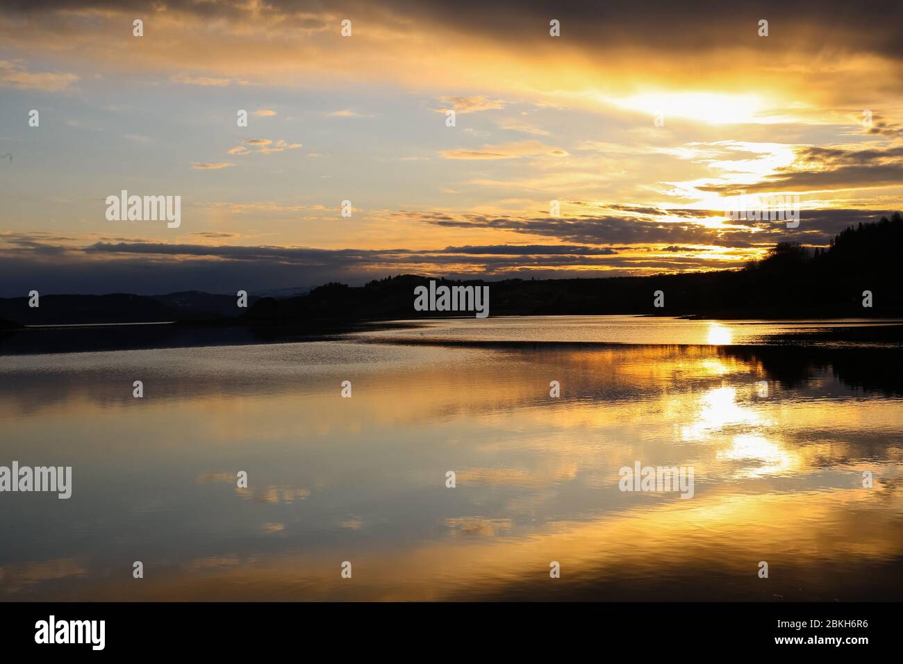 Coucher de soleil sur la rivière Gaula, réserve naturelle de Gaulosen, Trondheim Banque D'Images