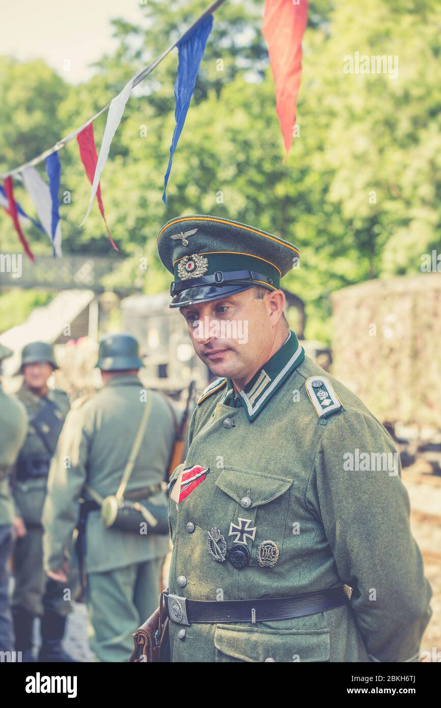 Severn Valley Railway 1940, événement d'été de la deuxième Guerre mondiale, Royaume-Uni. Soldats nazis allemands en service, occupant une gare d'époque. Banque D'Images