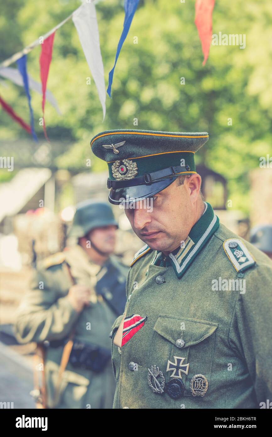 Severn Valley Railway 1940, événement d'été de la deuxième Guerre mondiale, Royaume-Uni. Soldats nazis allemands en service, occupant une gare d'époque. Banque D'Images