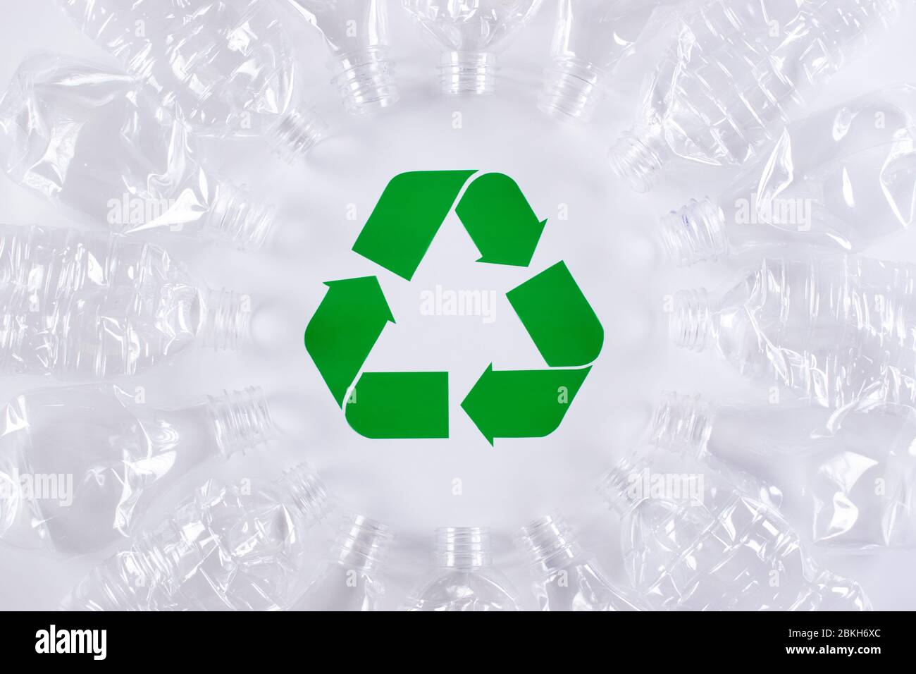 Cadre de bouteilles en plastique usagées avec panneau de recyclage. Recyclage et concept de la Journée mondiale de l'environnement. Banque D'Images