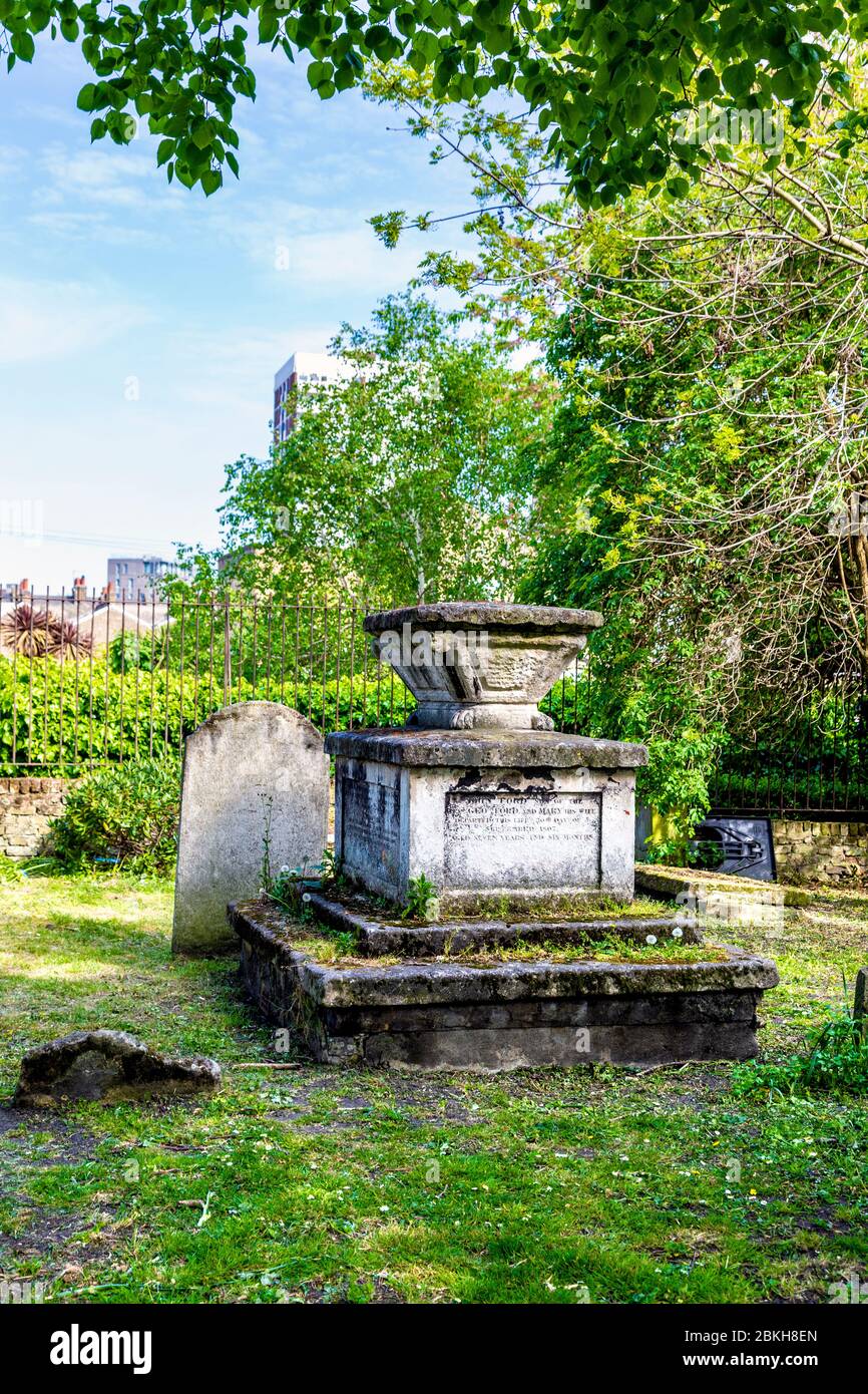 Une tombe thoracique à l'ancien site de Stepney Meeting House Burial Ground (Mermers Burial Ground), Londres, Royaume-Uni Banque D'Images