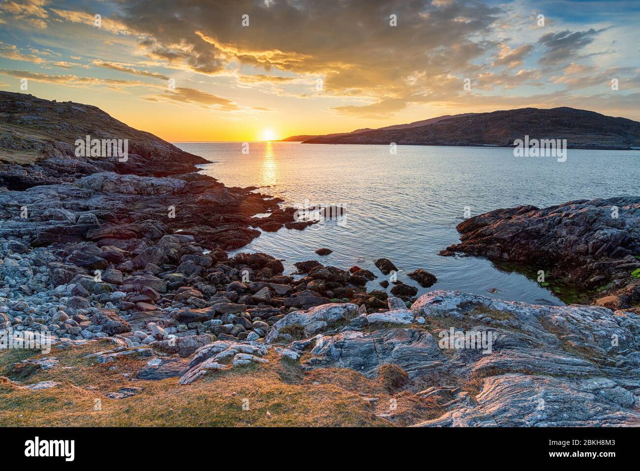Coucher de soleil de Hushinish sur l'île de Harris dans les Hébrides extérieures d'Écosse et en regardant à travers l'île de Scarp Banque D'Images