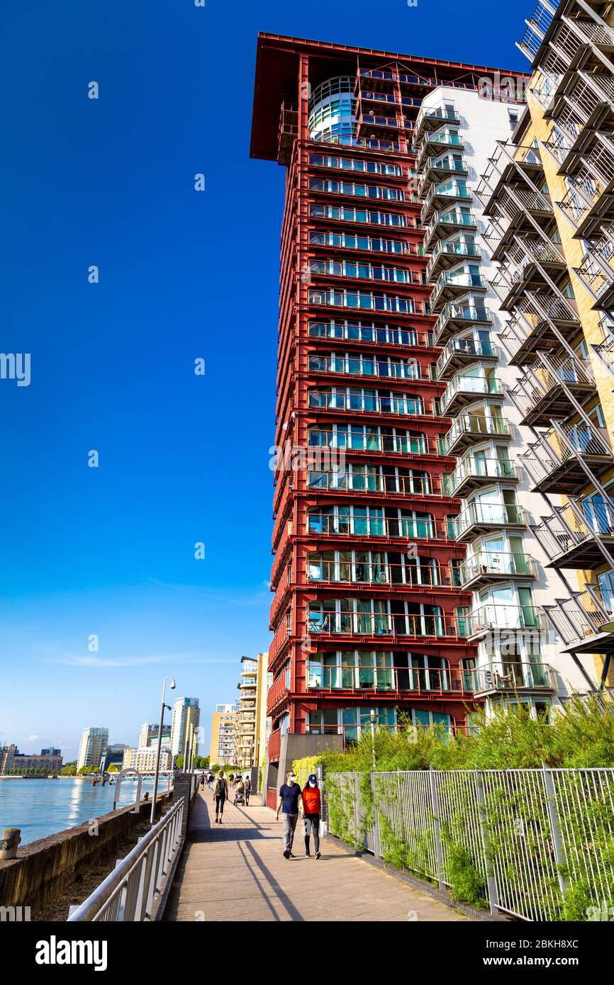 Immeuble résidentiel de grande hauteur (Seacon Wharf) le long du sentier de la Tamise sur l'île de Dogs, Londres, Royaume-Uni Banque D'Images