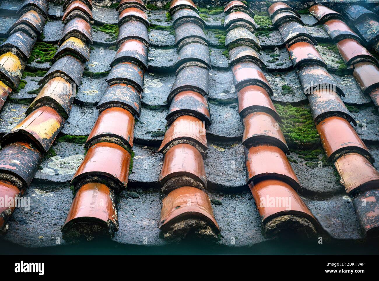 Vieilles tuiles sur une maison à southen Grèce. Connu sous le nom d'Imbrex et de tiling de tegula. Le style remonte à l'ancienne période grecque et romaine. Banque D'Images