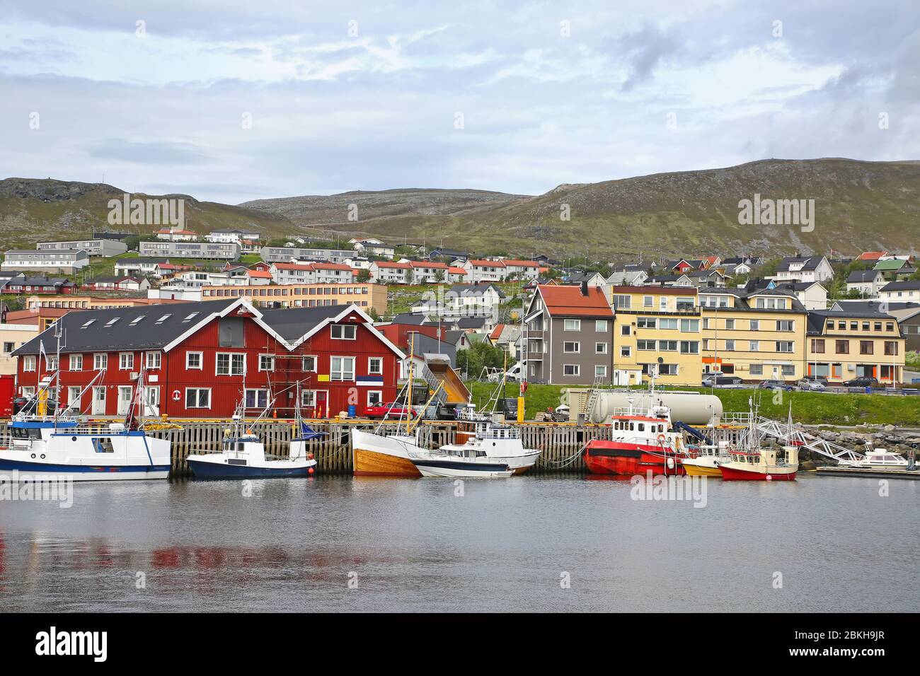 Port et port avec bateaux de pêche dans la ville la plus septentrionale du monde avec plus de 10,000 habitants, Hammerfest, Norvège. Banque D'Images