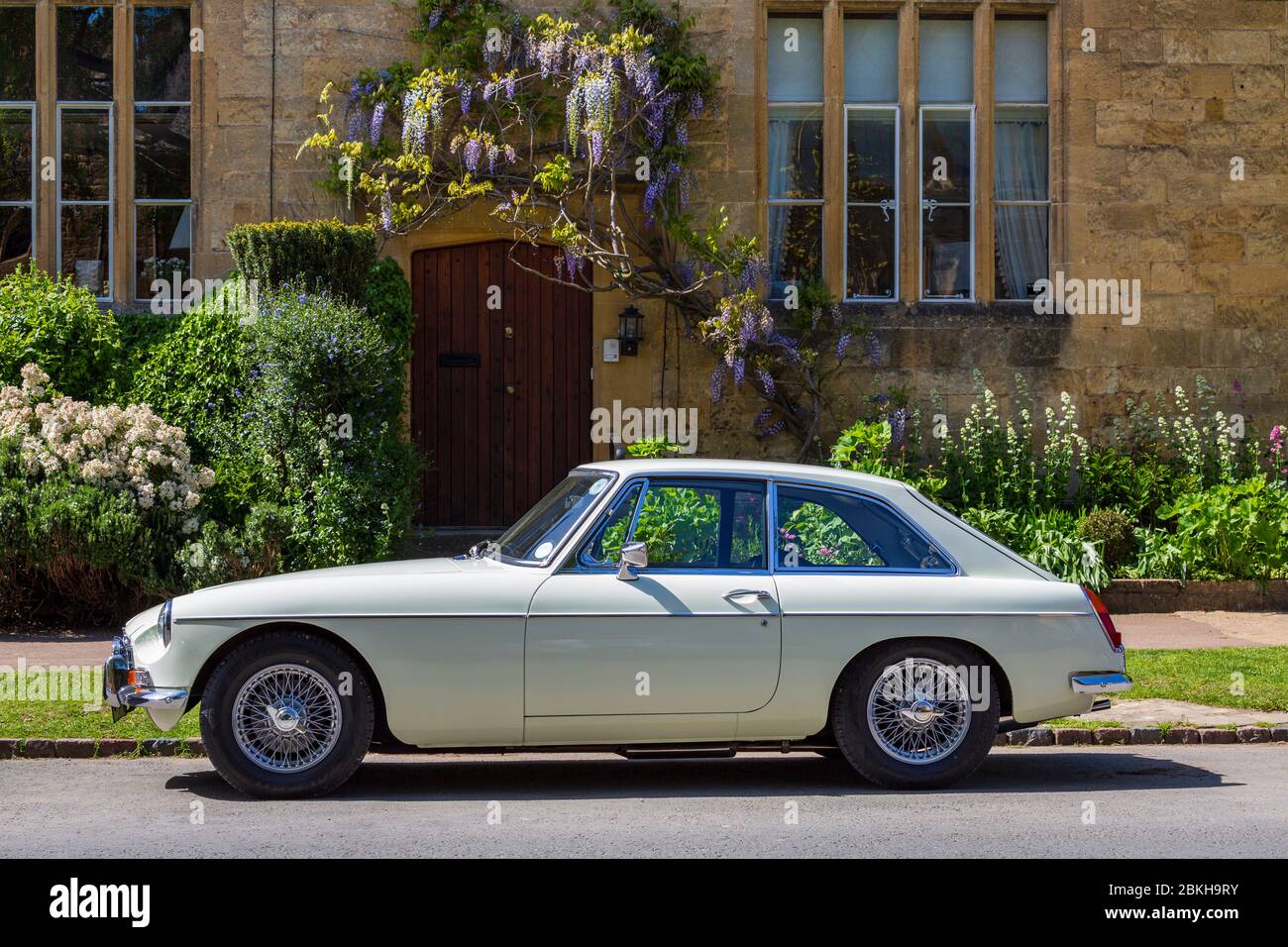 Un classique de 70 MG MGB GT stationné dans un village de Cotswold, en Angleterre Banque D'Images