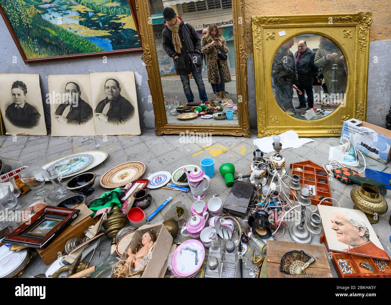 Les chasseurs de bonnes affaires ont fait le tour des antiquités et de la brac-a-brac en vente sur le marché aux puces de Rastro entre la Latina et Embajadores, Madrid, Espagne. Banque D'Images