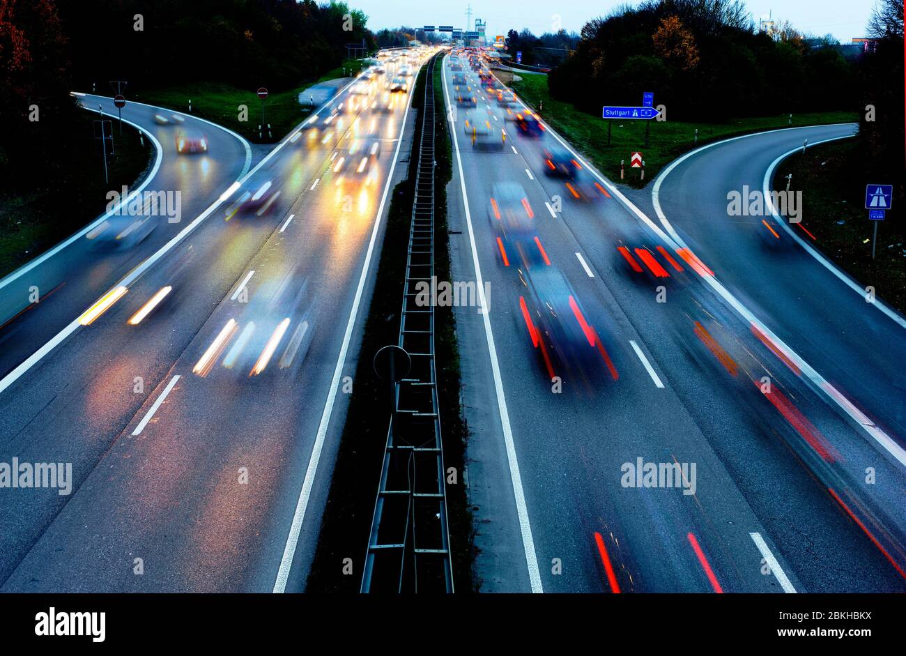 la circulation de voiture la nuit dans la rue Banque D'Images