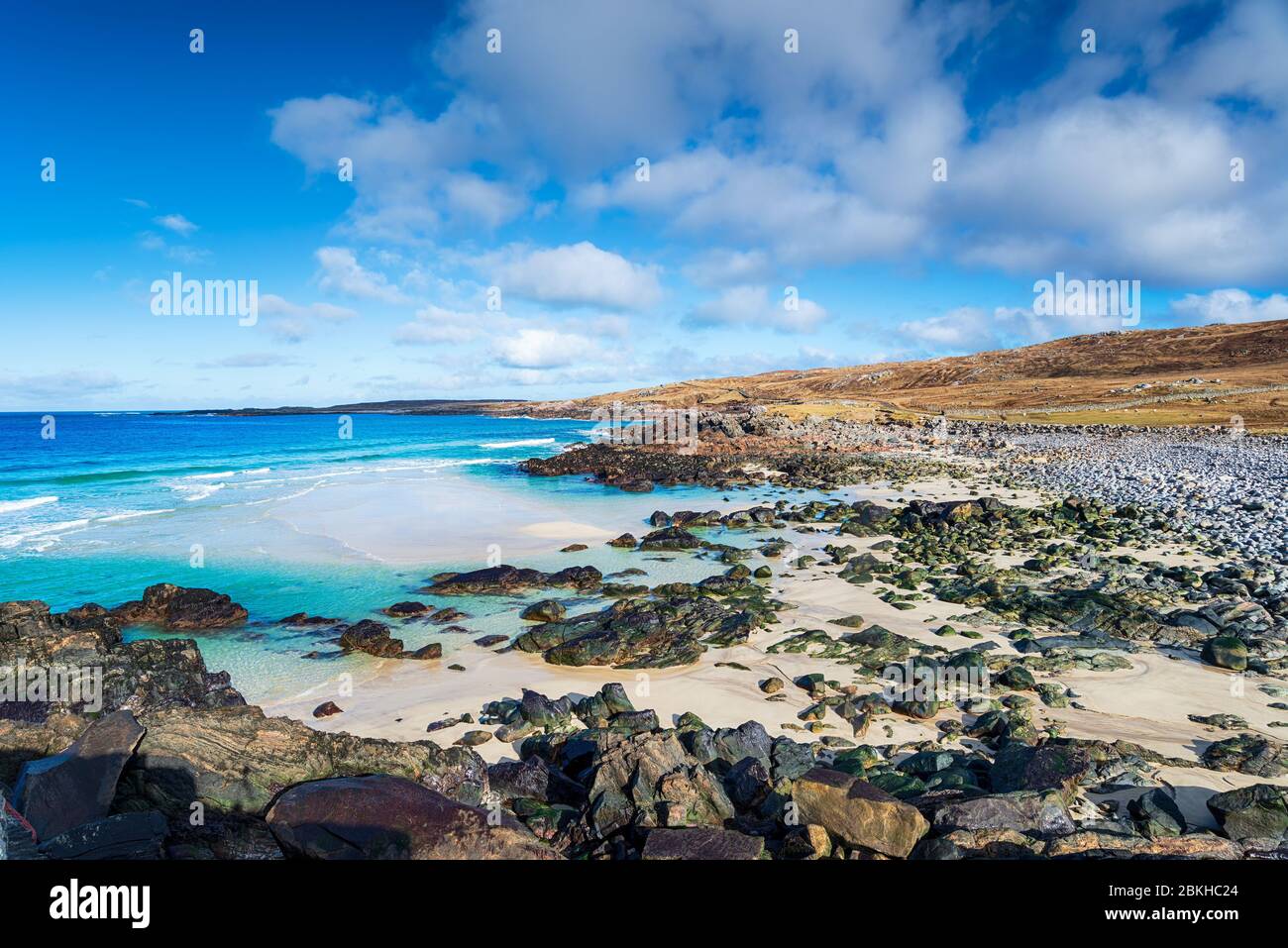 Ciel bleu sur la plage de Mealista sur l'île de Lewis dans les Hébrides extérieures d'Écosse Banque D'Images