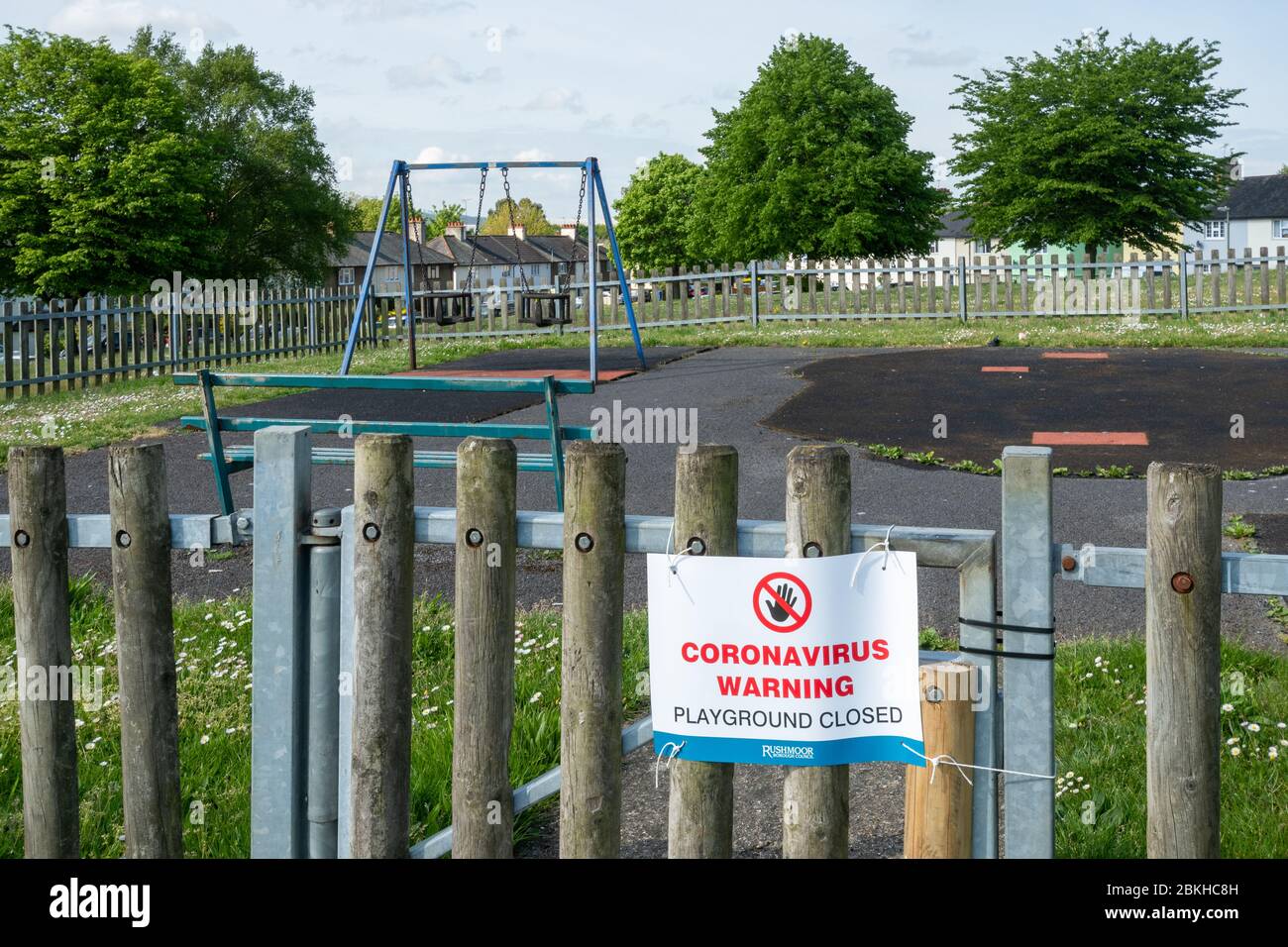 Terrain de jeux pour enfants avec un panneau fermé en raison du verrouillage pandémique du coronavirus covid-19 en 2020, au Royaume-Uni Banque D'Images