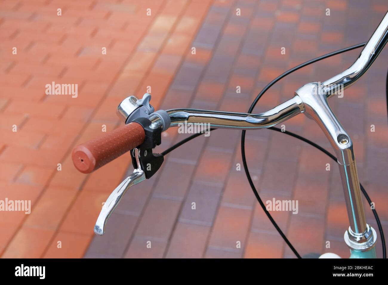 Vélo de guidon d'époque sur la route. Vue depuis les yeux des cyclistes. Promenade dans la ville. Banque D'Images