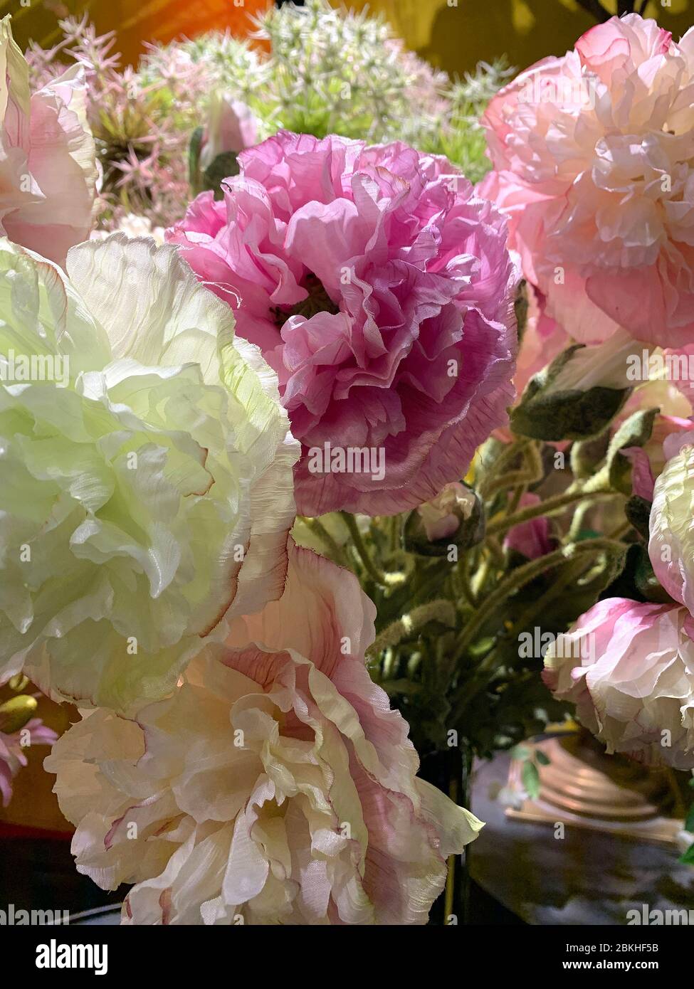 Vue rapprochée de fausses compositions de fleurs artificielles. Banque D'Images