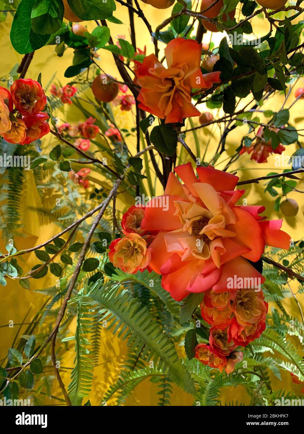 Vue rapprochée de fausses fleurs artificielles et de l'arrangement de plantes. Banque D'Images