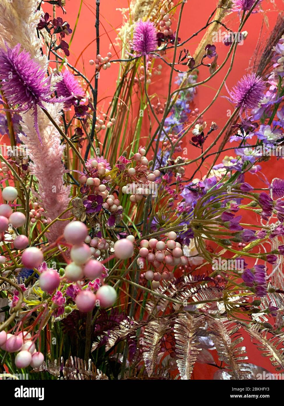 Vue rapprochée de fausses fleurs artificielles et de l'arrangement de plantes. Banque D'Images
