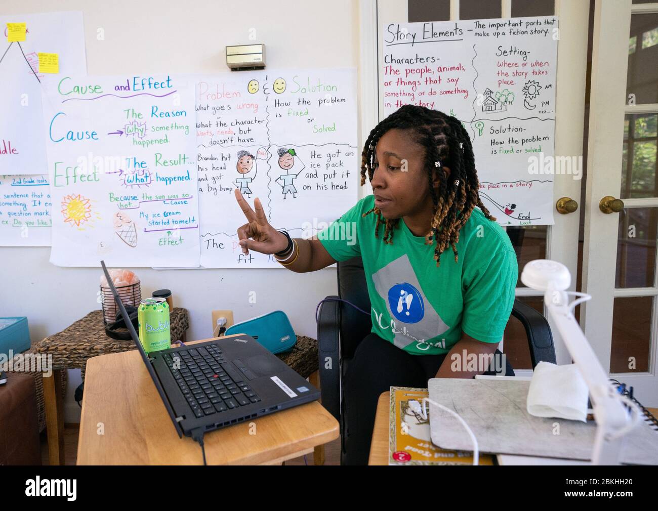Bowie, États déliés. 04 mai 2020. Imani Baucom, une enseignante d'anglais de deuxième année à la DC bilingue public Charter School, a enseignant ses élèves à distance de sa maison à Bowie, Maryland, le lundi 4 mai 2020. Les écoles de la région métropolitaine de DC continuent d'utiliser des programmes d'enseignement à distance, car la pandémie de Coronavirus (COVID-19) laisse les écoles fermées. Photo de Kevin Dietsch/UPI crédit: UPI/Alay Live News Banque D'Images