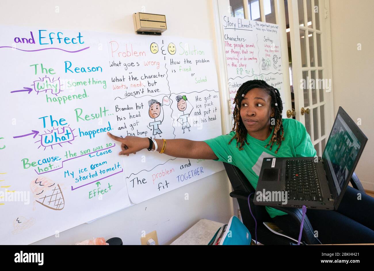 Bowie, États-Unis. 04 mai 2020. Imani Baucom, une enseignante d'anglais de deuxième année à la DC bilingue public Charter School, a enseignant ses élèves à distance de sa maison à Bowie, Maryland, le lundi 4 mai 2020. Les écoles de la région métropolitaine de DC continuent d'utiliser des programmes d'enseignement à distance, car la pandémie de Coronavirus (COVID-19) laisse les écoles fermées. Photo de Kevin Dietsch/UPI crédit: UPI/Alay Live News Banque D'Images