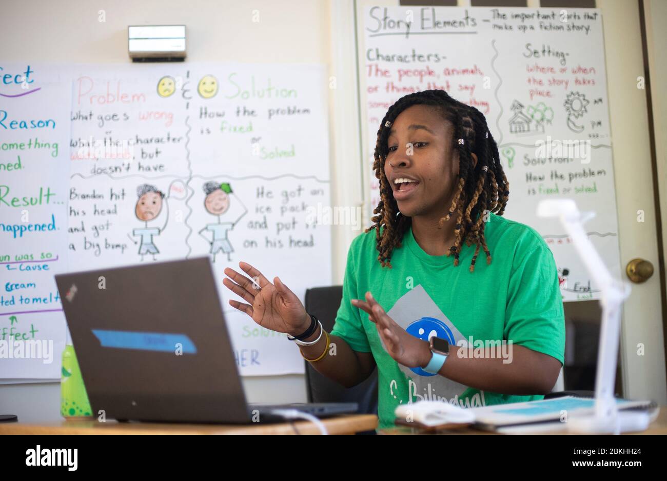 Bowie, États déliés. 04 mai 2020. Imani Baucom, une enseignante d'anglais de deuxième année à la DC bilingue public Charter School, a enseignant ses élèves à distance de sa maison à Bowie, Maryland, le lundi 4 mai 2020. Les écoles de la région métropolitaine de DC continuent d'utiliser des programmes d'enseignement à distance, car la pandémie de Coronavirus (COVID-19) laisse les écoles fermées. Photo de Kevin Dietsch/UPI crédit: UPI/Alay Live News Banque D'Images