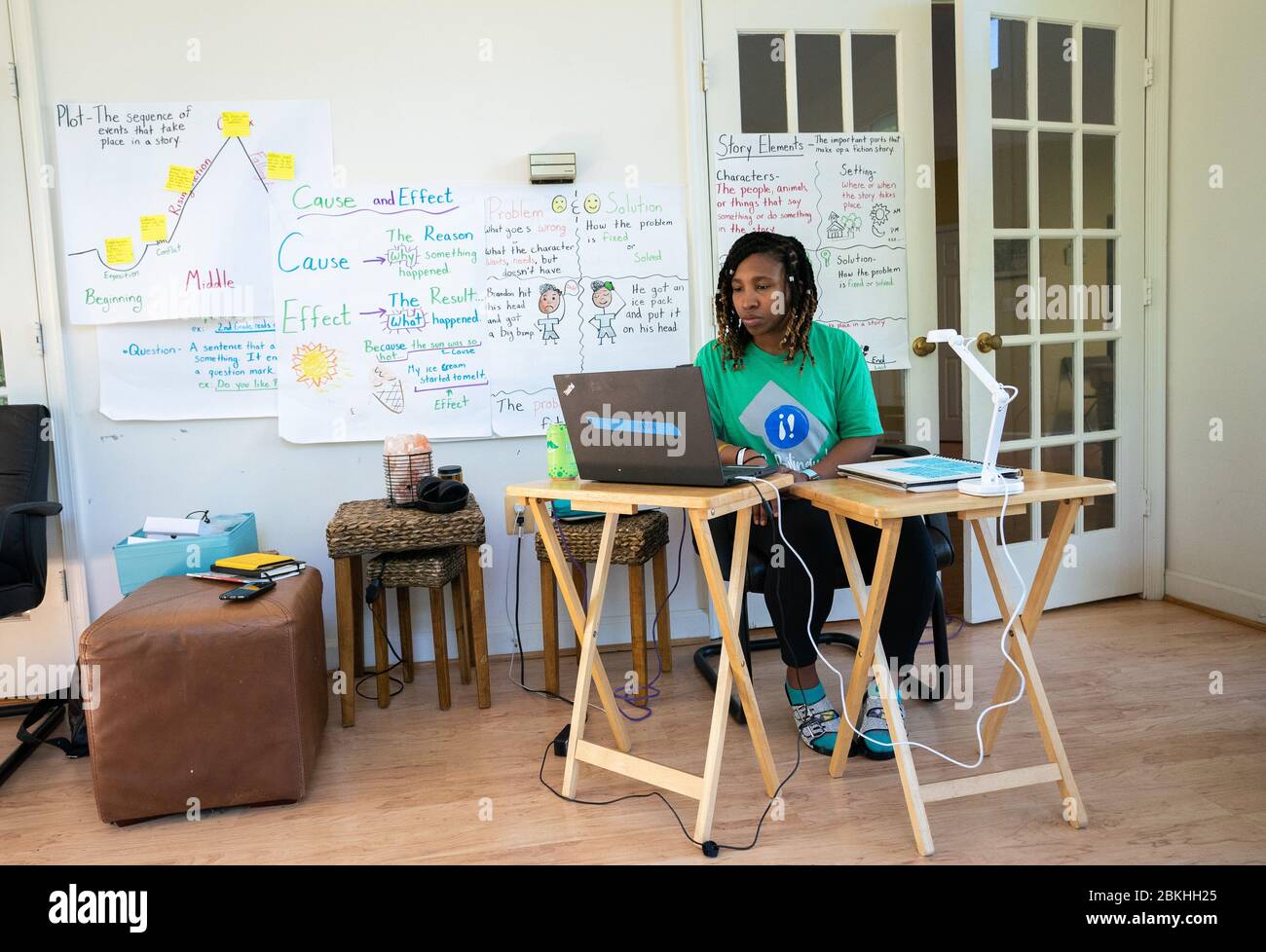 Bowie, États déliés. 04 mai 2020. Imani Baucom, une enseignante d'anglais de deuxième année à la DC bilingue public Charter School, a enseignant ses élèves à distance de sa maison à Bowie, Maryland, le lundi 4 mai 2020. Les écoles de la région métropolitaine de DC continuent d'utiliser des programmes d'enseignement à distance, car la pandémie de Coronavirus (COVID-19) laisse les écoles fermées. Photo de Kevin Dietsch/UPI crédit: UPI/Alay Live News Banque D'Images
