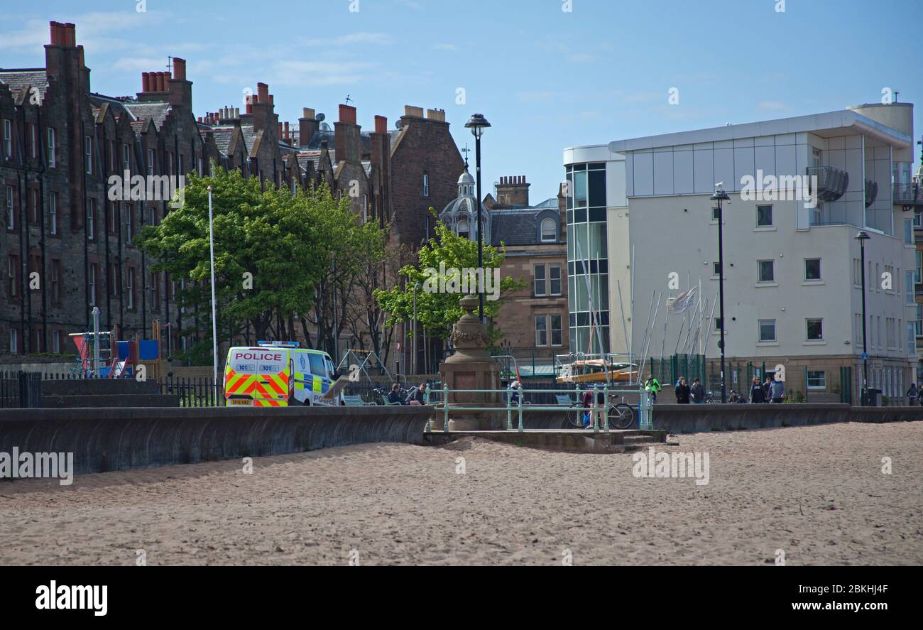 Portobello, Édimbourg, Écosse, Royaume-Uni, 5 mai 2020. La température de la brise ensoleillée, mais fraîche, est d'environ 14 degrés centigrade sur une promenade et une plage la plus calme, avec deux patrouilles par des véhicules de police en l'espace de dix minutes. Les cyclistes semblent toujours prendre le contrôle des patchs de la passerelle, ce qui rend difficile pour les piétons de toujours garder leur distance sociale des autres. Quelques chiens extrêmes s'excroquant sur la plage de sable par quelques propriétaires de chiens et leurs animaux de compagnie. Crédit: Arch White/Alay Live News Banque D'Images