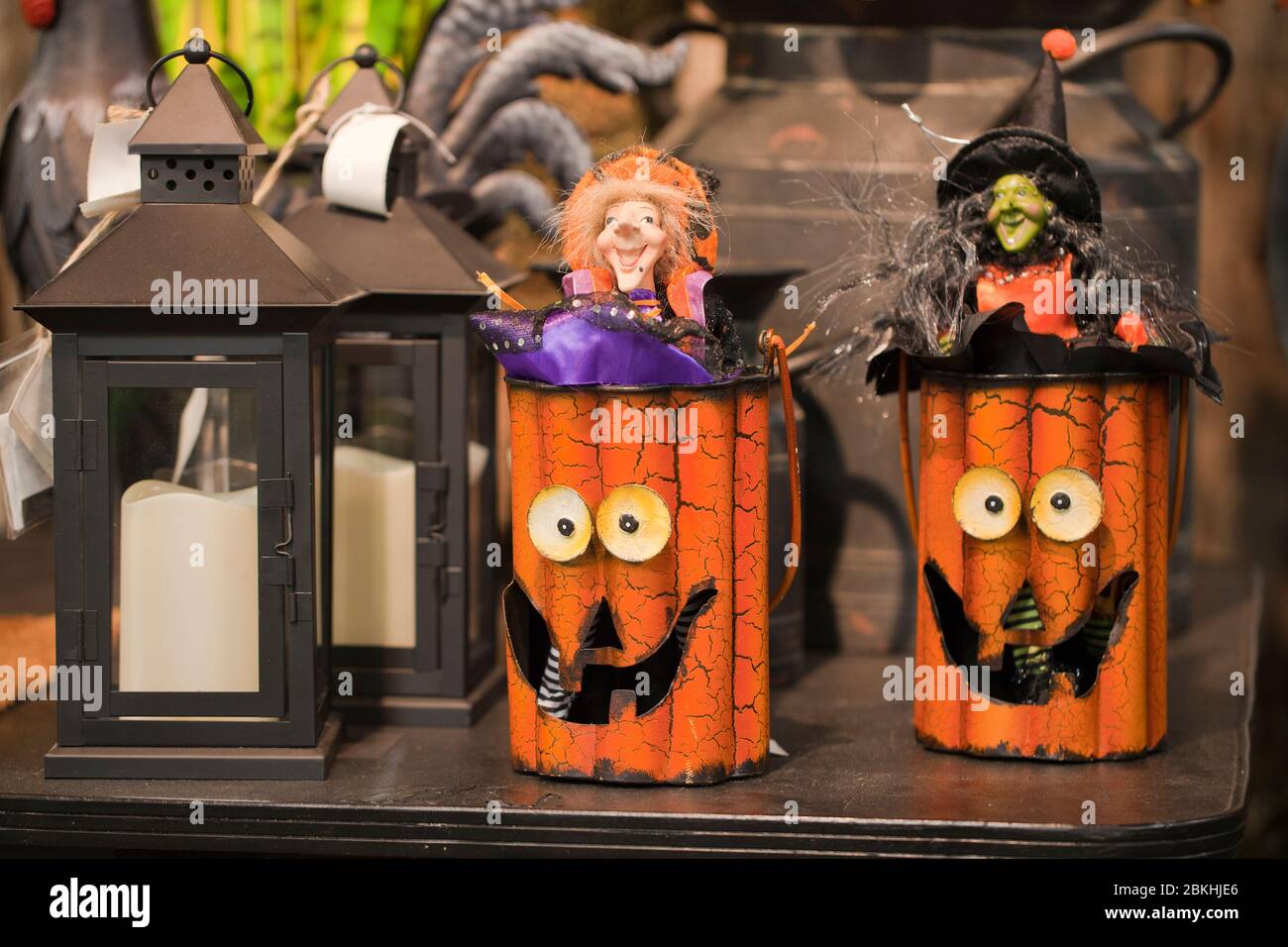 Décorations d'Halloween colorées en démonstration. Lanternes Jack O' et lanternes rétro sur fond flou. Banque D'Images